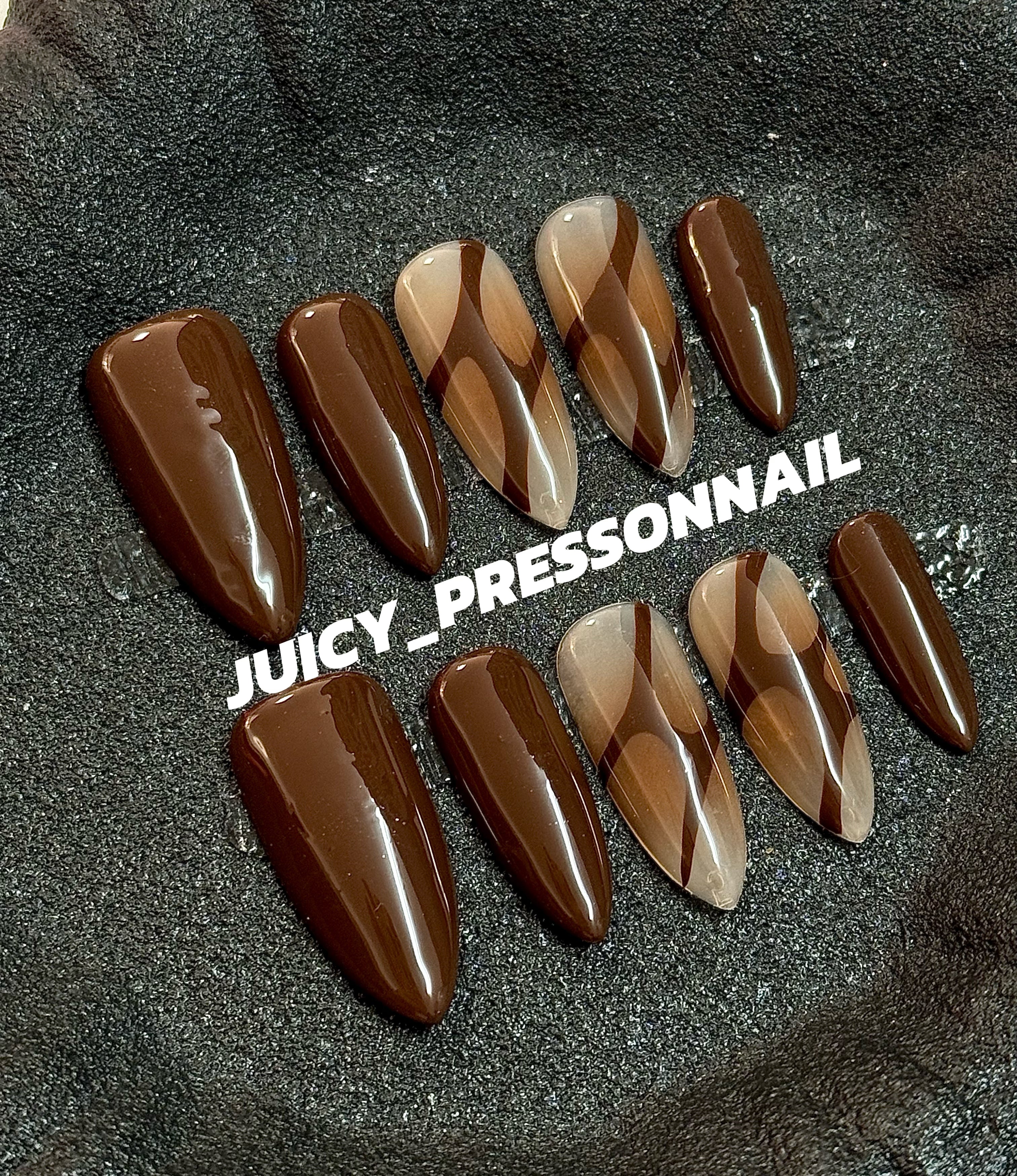 Chocolate hand-painted pressonnail